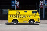 在巴塞罗那的一辆Prosegur运钞车。