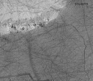 火星全球探勘者号所看到的巨大尘暴形成的大小轨迹图案。