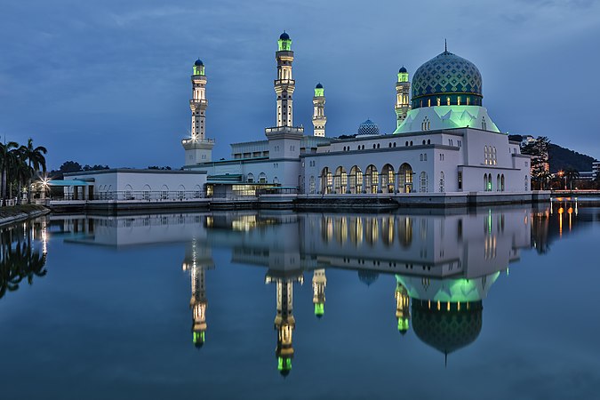 圖為華燈初上的亞庇市立清真寺，位於馬來西亞的沙巴州首府亞庇。