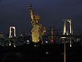 位于日本东京台场俯瞰彩虹大桥和东京湾的自由女神复制像。