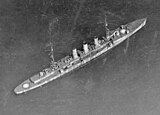 法兰克福号在试验中锚泊的航拍，甲板上漆有白色标靶