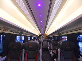 经维珍列车东海岸（英语：Virgin Trains East Coast）翻新后的“英国铁路4型客车”开放式一等座车内部。
