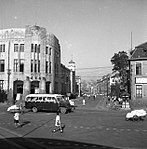 1950年代的堂邑路市场三路路口处，左侧为青岛市邮电局大楼