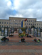 地区委员会（以及为保卫乌克兰而牺牲的士兵照片的装置）