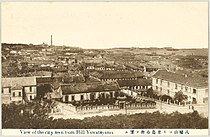 自观象山西坡俯瞰大鲍岛，最近处临济宁路的三栋建筑从左至右分别为广东会馆、三江会馆和柏林传教会爱道院，约1914年