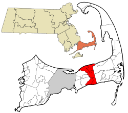丹尼斯在巴恩斯特布尔县及马萨诸塞州的位置（以红色标示）