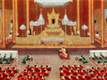 缅甸国王锡袍王的御用宫廷画师Saya Chone（英语：Saya Chone）描绘国王在御座上主持御前会议。