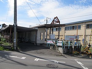 紧邻平交道的车站入口(2011年9月)