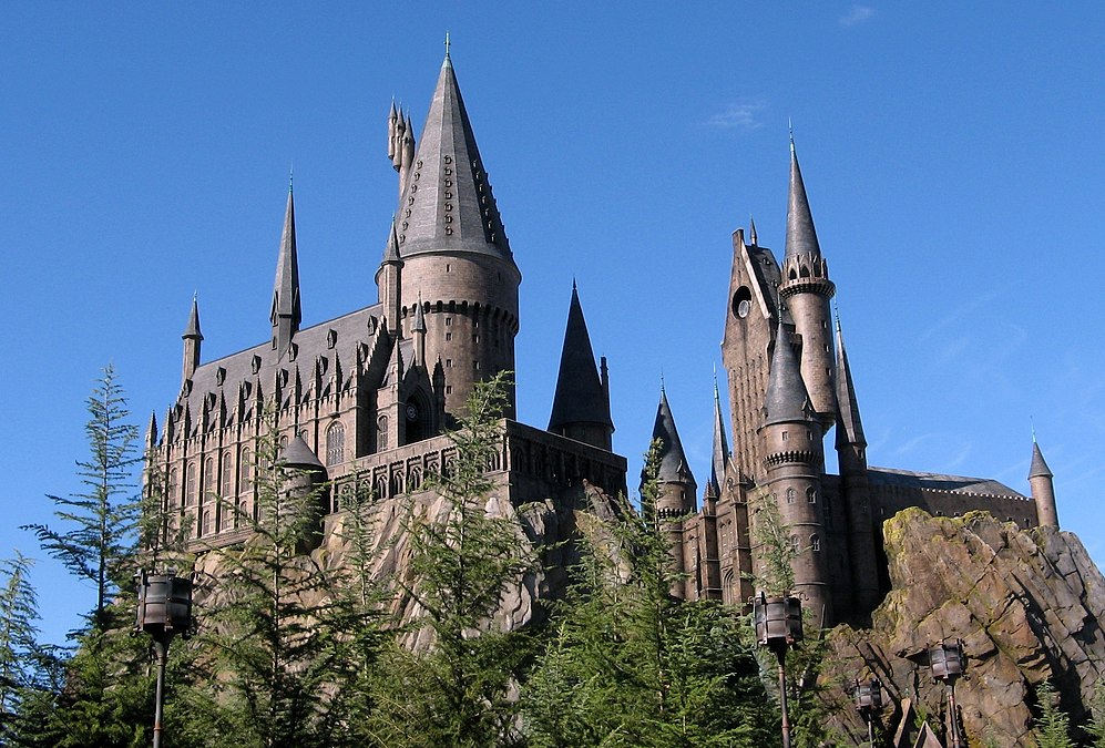 图为奥兰多环球影城度假村仿照《哈利波特》小说系列中的霍格华兹魔法与巫术学院而建造的景点。