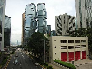 由香港公园望山下红棉路，有位于东边的消防局及力宝中心