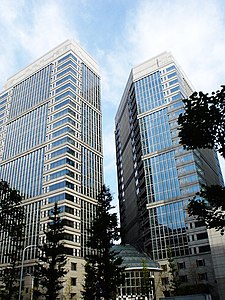NTT總部所在地：位於東京大手町的「大手町第一廣場東塔」（大手町ファーストスクエア イーストタワー；圖中右側建物）