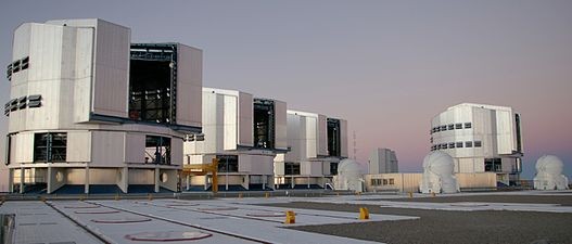 設有VLT、AT和VLT巡天望遠鏡（英語：VLT Survey Telescope）的天文台平台