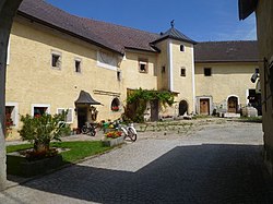 Breitenbruck castle courtyard