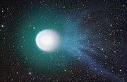 霍姆斯彗星 (17P/霍姆斯)在2007年显示出蓝色的离子尾（右边）