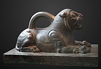 亞述獅子砝碼（英語：Assyrian_lion_weights）；公元前6-4世紀；青銅，典藏於盧浮宮。