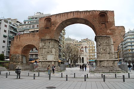 加莱里乌斯拱门建于公元298年-299年，为纪念加莱里乌斯打败波斯的入侵。