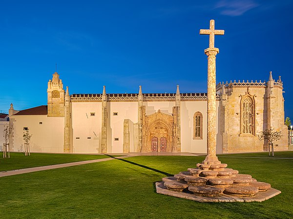 圖為位於葡萄牙塞圖巴爾的塞圖巴爾路邊十架和耶穌修道院。路邊十架的歷史可追溯至16世紀，而修道院於1490年成立，是最早的曼勞埃爾式（葡萄牙版本的哥德式）建築之一，用作貧窮修女會的修道院。