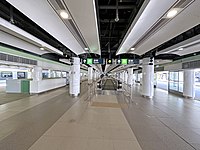位于2、3号站台之间的自动行人道（2023年2月）