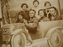 André Demedts together with his sister Gabriëlle Demedts and with the Declercq family, around 1923.