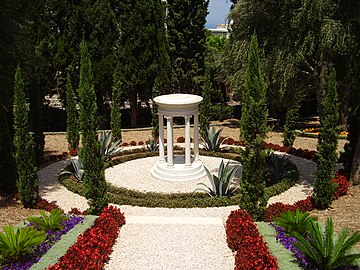 The grave of Munírih Khánum within the Monument Gardens.