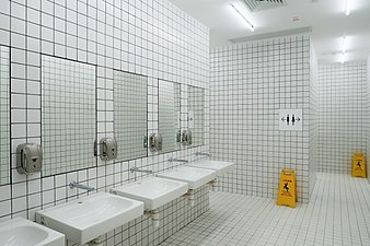 洗手间采用白色格子砖墙，成为不少人拍照的地方