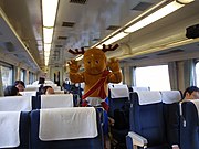 车内的样子。在拍摄当日，平城迁都1300年祭的吉祥物“迁都君（日语：せんとくん）”（当时）也乘坐“真秀场”列车。