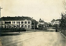 1910年代初的中山路曲阜路路口（沿曲阜路向西视角），远处可见胶澳警察公署、欧洲警察公寓及世泰公司商业楼