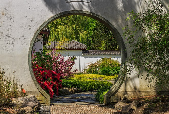 图为的哈伦植物园内中国花园的月亮门，位于荷兰哈伦。