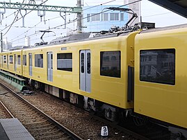 KEIKYU YELLOW HAPPY TRAIN 的黄色车身与银色车门