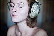10 一位女子正通過耳機獨自聆聽音樂（2010年攝於俄羅斯）