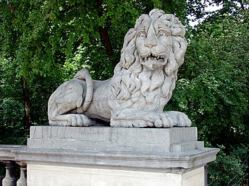 Statue of a lion at the park's entrance near the Royal Palace