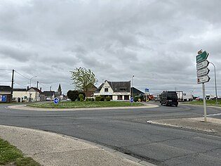 维莱卡博内勒公路环岛，正后方为镇中心