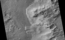背景相机拍摄的维尔茨陨坑内的冲沟。注：这是前一幅图像的放大版，图中还显示了弯曲的山脊，这些山脊可能是古冰川。