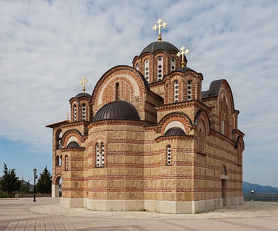图为赫塞哥维纳格拉查尼卡修道院，一所塞尔维亚正教修道院，位于波斯尼亚和黑塞哥维那特雷比涅旁富有历史的克尔维纳山上。这所于2000年完工的修道院是献给圣母玛利亚的，很大程度上是科索沃格拉查尼卡修道院的复制品。