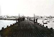 從棧橋望向中山路，約1902年，膠海關建築群與水師飯店已經建成