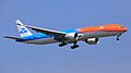 披上Orange Pride涂装的波音777-300ER