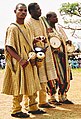 夸拉州的尼日利亞約魯巴族男子，穿着傳統服裝打鼓。