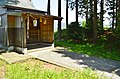 后圆部分坟顶 左面是白须神社社殿。