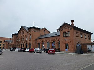 位于南车站街（Søndre Stationsvej）一侧的车站主楼正面