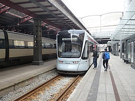 火車與奧胡斯輕軌（丹麥語：Aarhus Letbane）列車同時停靠在奧胡斯火車總站，2018年4月9日拍攝