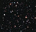 哈勃极深空影像中每个光点都是星系，部分星系距离达到了132亿光年[1]，而整个宇宙可能有2000亿个星系。