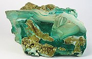 来自美国亚利桑那州比斯比的带状白色至蓝绿色硅孔雀石（尺寸：12.2 x 5.5 x 5.2 cm）