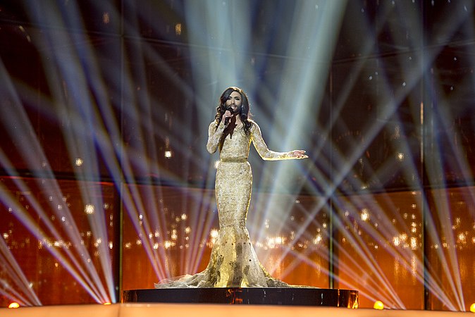 图为正在演唱《如凤凰升起》的奥地利代表孔奇塔·沃斯特，摄于在丹麦哥本哈根举行的2014年欧洲歌唱大赛第二场半决赛的彩排。