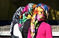 土耳其穆斯林婦女穿着色彩鮮艷的蓋頭