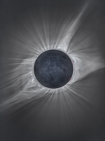 2017年8月21日日食，摄于怀俄明州克罗哈特。这张照片采用包围曝光突显日冕和被地光照亮的新月表面。在月球边缘可见一些明显的日珥。