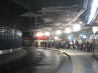 乘客在巴士隧道上层候车，可见中央站厅