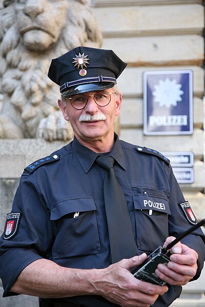 图为一名在德国汉堡市政厅外执勤的高级警员。