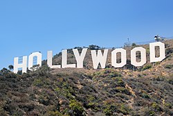 在现实中好莱坞山上，一些在山坡上竖立着的大写英文字母牌子，颜色为白色，字母为HOLLYWOOD