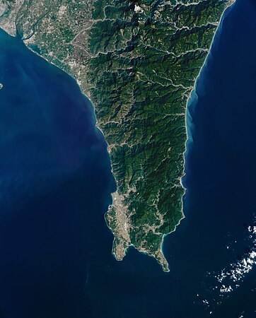图为台湾南端的恒春半岛，由日本太空人野口聪一从国际空间站拍摄。较低的地势容许东北季风由此翻越中央山脉，每年冬季都会在半岛西侧形成强劲的落山风。