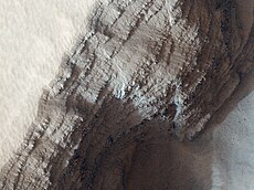 高分辨率成像科学设备在阿尔西亚山西侧山坡上拍摄的暴露在一座深坑壁中的熔岩流地层。
